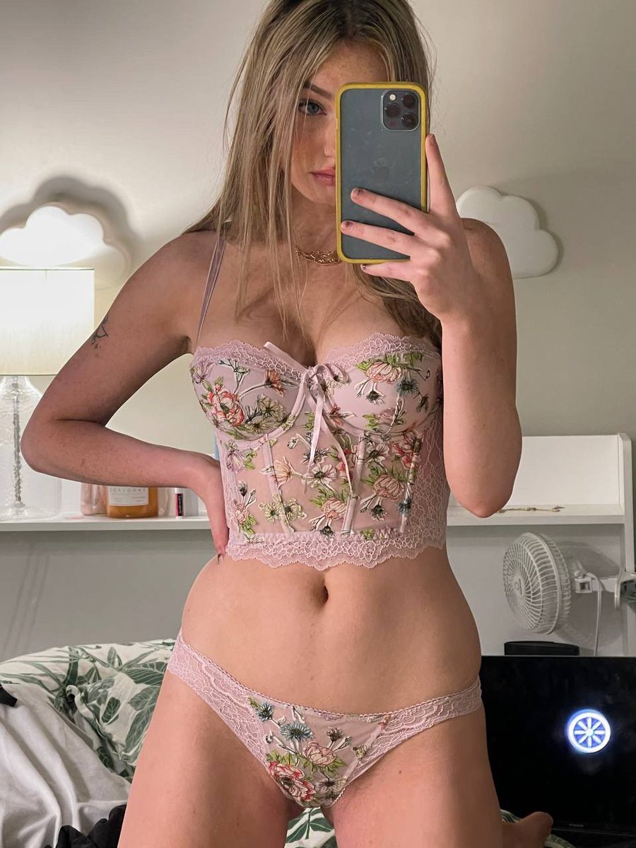 skyIarxrae's tweet photo. me or a ps5? https://t.co/UJTxYMLiFx