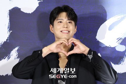 daebakentertain's tweet photo. นับเป็นน่าวน่ายินดีสุดๆ สำหรับ พัค โบกอม หลังจากหมดสัญญาจากค่ายเก่า ตอนนี้ได้เซ็นสัญญาใหม่กับทาง The black label เรียบร้อย ค่ายลูกของ YG นั่นเอง ปังมากกรี๊ดดด🥰🥰 #bogum #yg #박보검  #theblacklabel https://t.co/UF3zqLuAJN