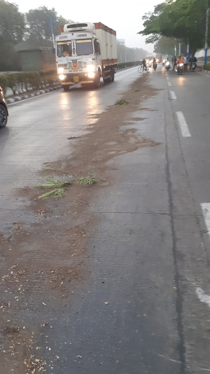 Amardat's tweet photo. @PuneCityTraffic Oil spilled on university road between gol market and KV Ganeshkhind. Vehicles slipped due to the oil on the road. Please do the the needful at the earliest. https://t.co/lXSjO2DOEK