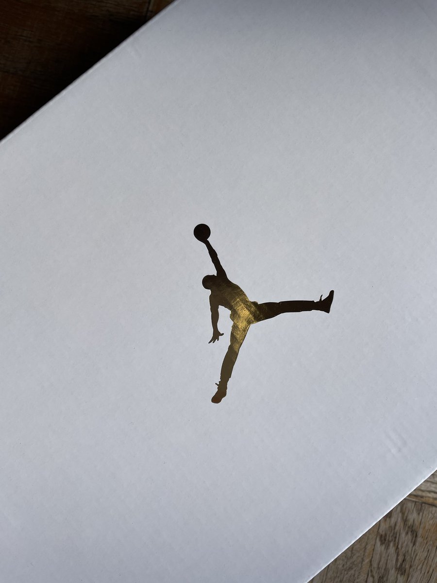em202205's tweet photo. キターー✨
My first AIR JORDAN ‼︎
さっそく防水スプレー吹いてきま〜す♪
#Nike 
#AirJordan1 
#nikeGoFlyEase https://t.co/UDJGlNYmTT