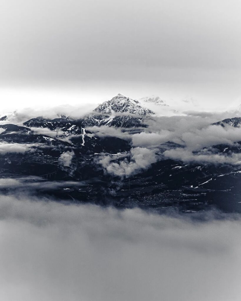 SashaSkobby's tweet photo. Incase you were after a new phone background 🤔

#mountain #snow #winter #solstice #hiking #roadTrip #travel

#Europe #Innsbruck #Austria #alps #skiing

#fog #ice #mist #clouds #rock #cliff #crag

- Exif -
#Sony #sonya7iii #helios #heios44-2 #M42 #zenit #Vintage #Glass
58mm f… https://t.co/d6wGTd2pni