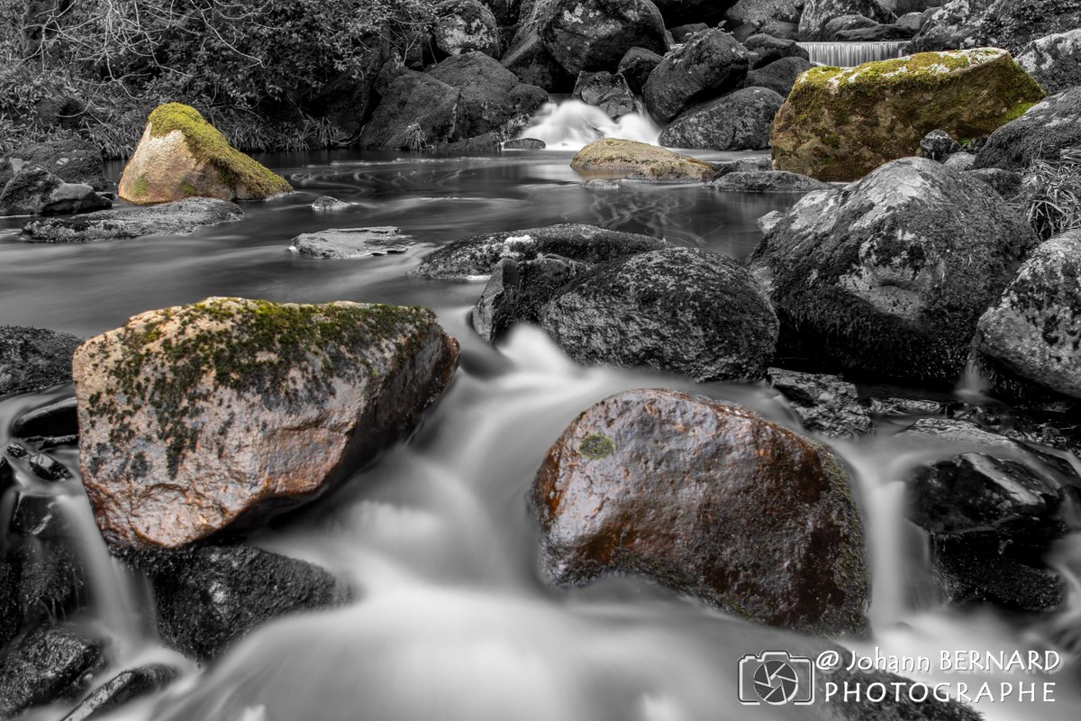 #Bretagne ##finistère
C'est le Chaos.... 
#noiretblanc #masque 
#photographie #couleurs #MagnifiqueBretagne #bzh #eau #ilovebretagne #destinationbretagne #longexposure #MagnifiqueFrance #bois #igersbretagne #magnifiquepaysage #baladenature #nikond500 #nikonphotography