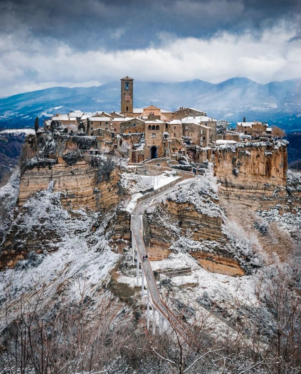 visit_lazio's tweet photo. Una cartolina da #CivitaDiBagnoregio. Uno scatto unico di una delle perle della #Tuscia e della nostra regione. 
#Bagnoregio è in lizza per il titolo di Capitale Italiana della cultura 2025. Un motivo in più per visitarlo. 

📸 IG fr93nk_ph 

 #LazioEternaScoperta #LazioIsMe https://t.co/OTbTF7WxUJ