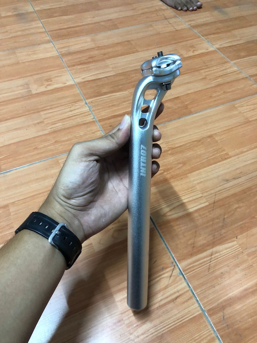 aadithama's tweet photo. seatpost intro7 silver
kondisi new/baru
harga 500rb
lokasi makassar
088242132301
#fnfjb https://t.co/Tyl3ggcnGc