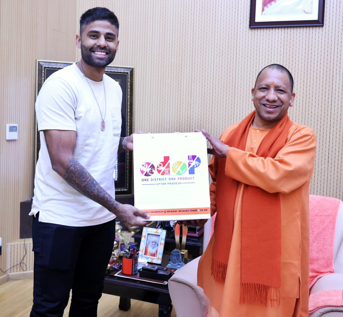PraveenKumarNGO's tweet photo. #UPCM @myogiadityanath से आज लखनऊ स्थित उनके सरकारी आवास पर भारतीय क्रिकेट टीम के खिलाड़ी श्री @surya_14kumar जी ने शिष्टाचार भेंट की।

@BCCI @Anurag_Office https://t.co/vBFgi96MeJ