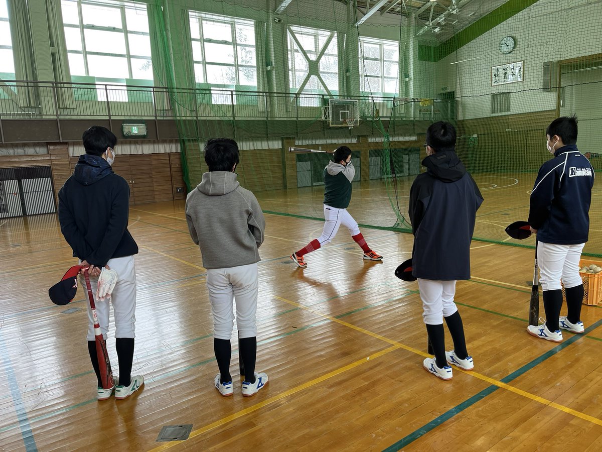 kamikawabasebal's tweet photo. 【地域貢献活動】
地元の上川中学校野球部に対し野球指導を行いました。
守備と打撃を基礎からしっかりと練習し、中学生たちは一生懸命取り組んでくれました。
日頃から当野球部を支えてくださる地域の方に、少しでも還元する活動をこれからも続けていきます。 https://t.co/FKcMJUyUAU