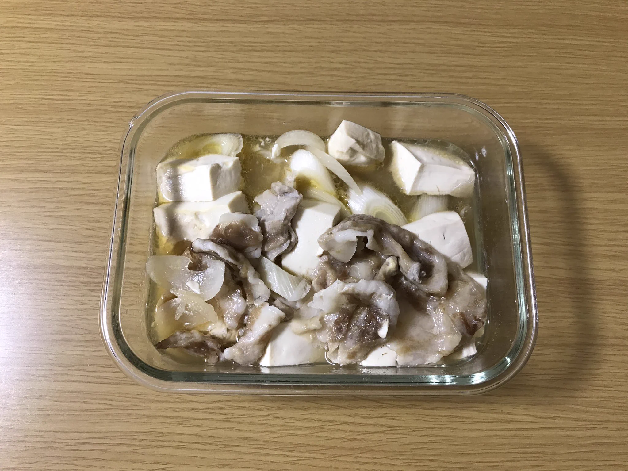 冷凍庫に眠っていたしゃぶ肉と、玉ねぎも入れて作ってみました。ご飯にかけて肉豆腐丼にしました🙌
美味しくて食べ応えがあり、レンジだけでできるのも助かります。  