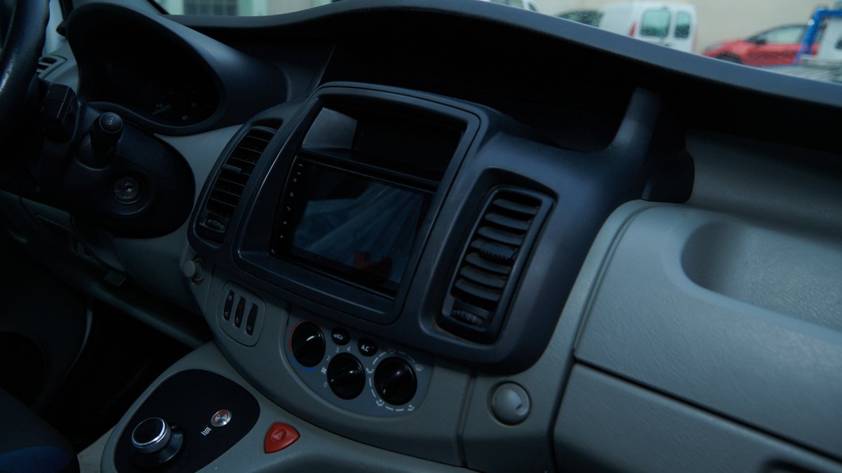 Découvrez l'habitacle de nos Renault Trafic convertis à l'électrique. Un intérieur sobre et connecté pour améliorer l'expérience de conduite des utilisateurs.