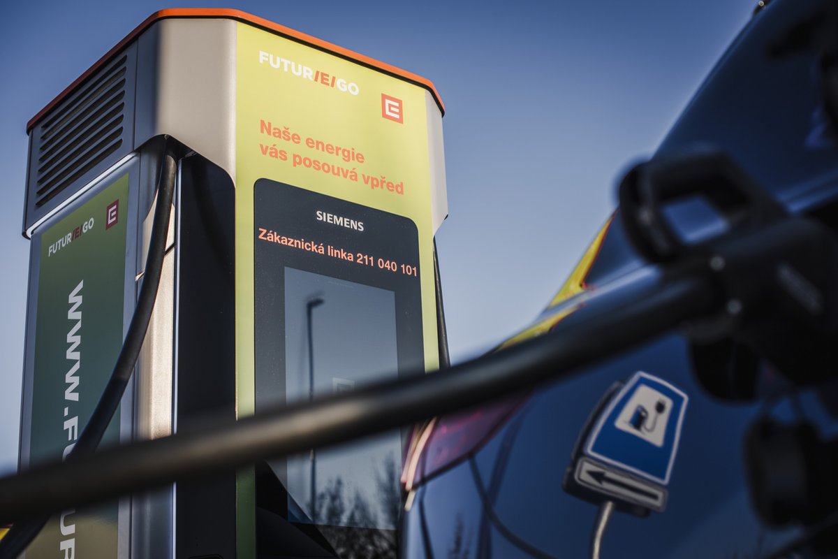 CzBenz's tweet photo. Nové plně elektrické EQE SUV si již lze objednávat a konfigurovat v cenách od 2 346 190 Kč. Vůz obstojí i v zimním provozu díky tepelnému čerpadlu a vysoké kapacitě akumulátoru. Za 15 minut lze dobít až na 220 km, dojezd podle WLTP činí až 596 km. https://t.co/r3SNitSZod https://t.co/HZwtg76YIK