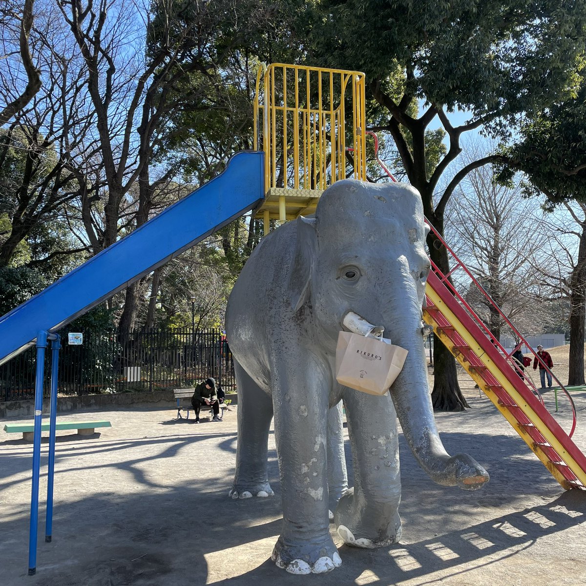 killer_snail88's tweet photo. 右膝のキズパワーパッドを外せて動きやすくなったのをいいことに、ちょっと長めのプロギング。

本日の回収袋は【りくろーおじさん 】の紙袋でした。またダンナさんの大阪出張があるといいな😁

#plogging #pickthetrash #プロギング #おらのプロギングスタイル #ゆるラン

#旧渋沢庭園 
#飛鳥山公園 https://t.co/wWL9Tfu48q