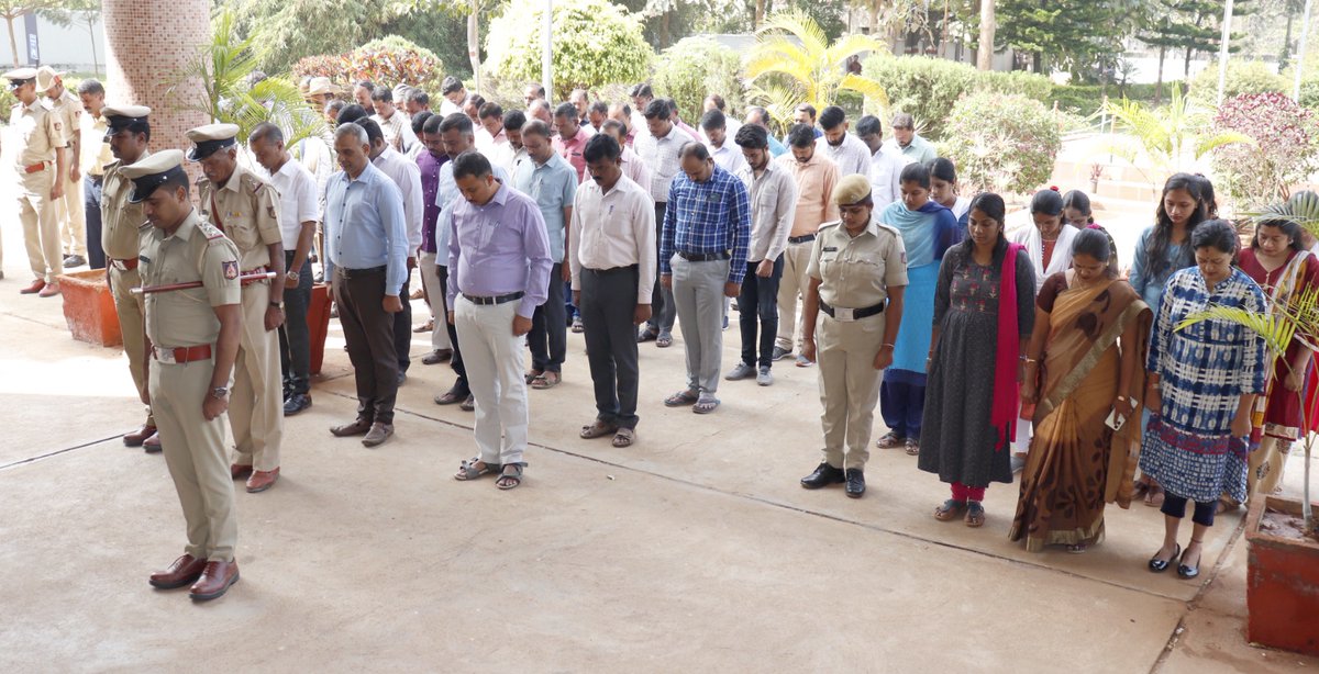 chnpolice's tweet photo. ರಾಷ್ಟ್ರಪಿತ ಮಹಾತ್ಮ ಗಾಂಧೀಜಿ ರವರನ್ನು ಸ್ಮರಿಸುತ್ತ, ಭಾರತ ಸ್ವತಂತ್ರ ಸಂಗ್ರಾಮದಲ್ಲಿ ಹುತಾತ್ಮರಾದ ಹೋರಾಟಗಾರರಿಗೆ ಮೌನಾಚರಣೆ ಮೂಲಕ ಗೌರವ ಸಮರ್ಪಣೆ ಮಾಡಲಾಯಿತು. ಪೊಲೀಸ್ ಹಾಗೂ ಕಛೇರಿಯ ಅಧಿಕಾರಿ ಸಿಬ್ಬಂದಿಗಳು ಉಪಸ್ಥಿತರಿದ್ದರು. #TPShivakumarIPS #SPchamarajanagar https://t.co/jLFVmIlmqJ