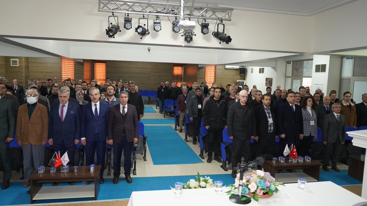 meb_dinogretimi's tweet photo. Genel Müdürlüğümüze bağlı Anadolu imam hatip liseleri ve imam hatip ortaokullarında görev yapan okul müdürlerine yönelik “İmam Hatip Okulları Yönetici Buluşmaları” programı, programı Saygı Duruşu ve İstiklal Marşımızın okunmasıyla başladı. https://t.co/gKYPzspXax