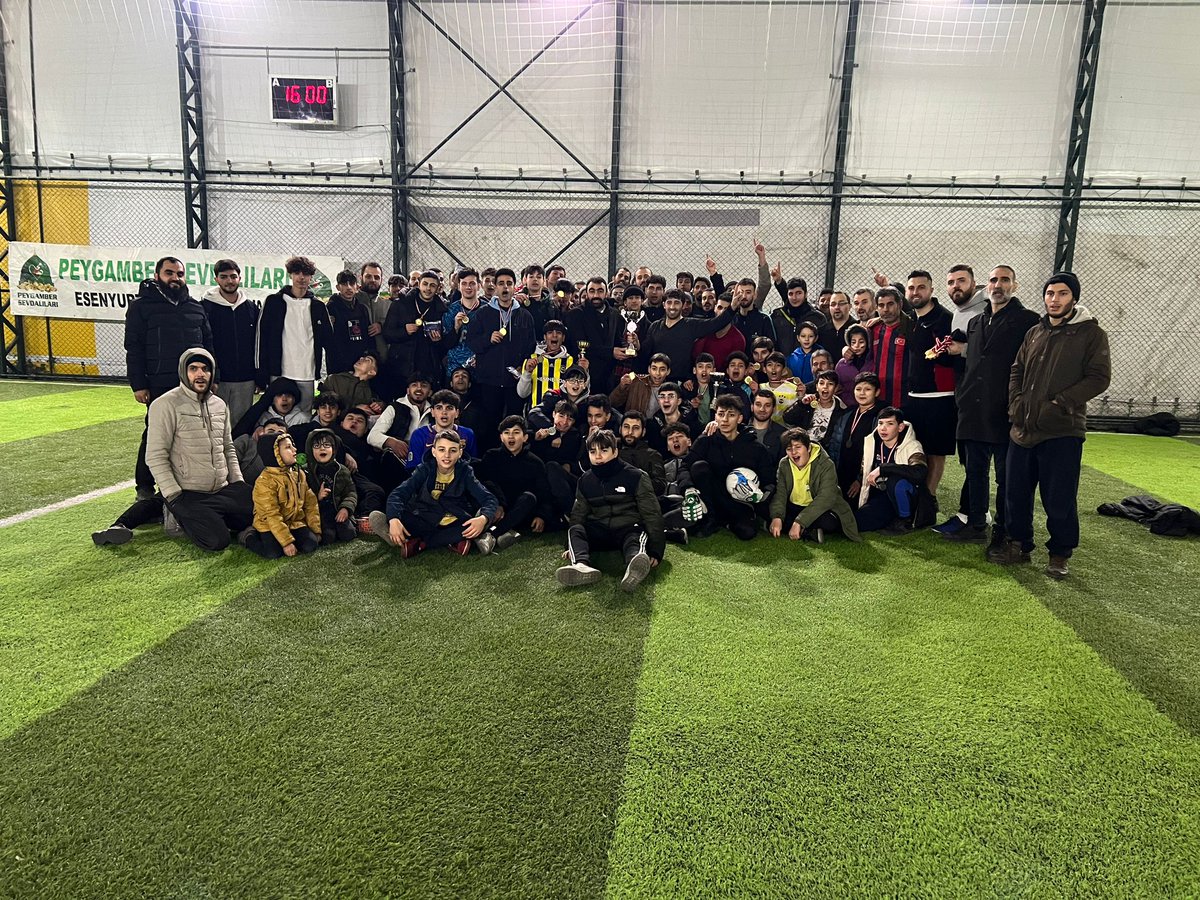 PsEsenyurt's tweet photo. Esenyurt Peygamber Sevdalıları  olarak, 4.Geleneksel Futbol Turnuvası'na Ortaokul, lise,üniversite ve yetişkinlerin final  maçları tamamlandı.
Maç sonrasında finale kalan   kardeşlerimize  ödülleri takdim edildi. https://t.co/hFU83CId2B