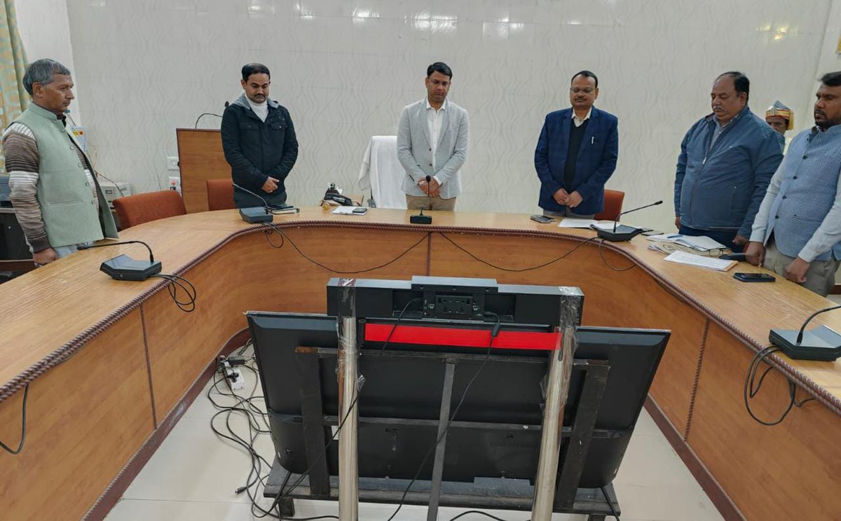 dmgonda2's tweet photo. आज शहीद दिवस पर कलेक्ट्रेट सभागार में समस्त स्टाफ के साथ आयोजित सभा में 2 मिनट का मौन रखकर राष्ट्रपिता को श्रंधांजलि अर्पित की गई। @UPGovt @CMOfficeUP @ChiefSecyUP https://t.co/SH21Xzpie1