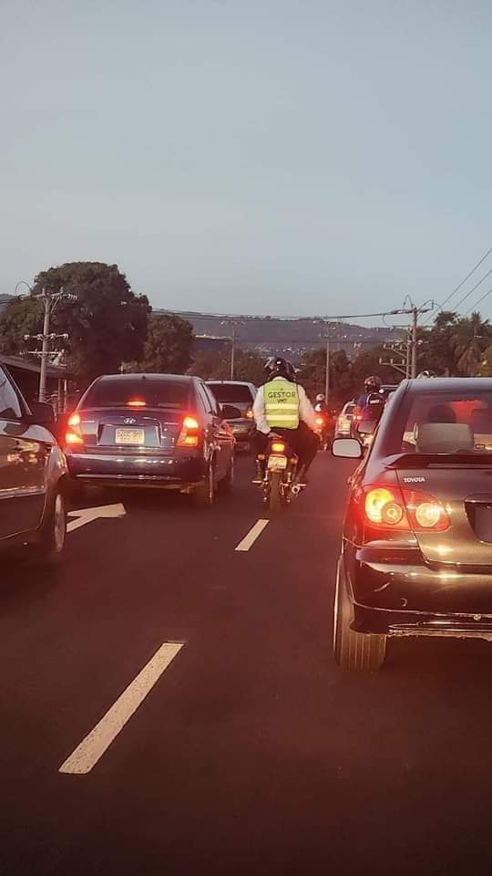 rvasquez86's tweet photo. @VMTElSalvador Si queremos que los conductores respetemos la ley, también debemos dar el ejemplo.
No solo es de aplicar la ley de manera selectiva. https://t.co/rp69kgMZoo