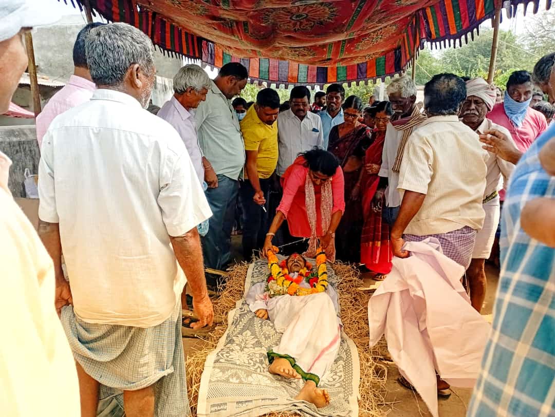 SrilathaChalla's tweet photo. #నేరేడుచర్ల మున్సిపాలిటీ పాత నేరేడుచర్లకు  చెందిన పోరెడ్డి జాన్ రెడ్డి గారి అకాల మరణానికి చింతిస్తూ వారి స్వగృహము నందు పార్థివదేహానికి పూలమాలవేసి నివాళులు అర్పించి, కుటుంబ సభ్యులను పరామర్శించిన @BRSparty పట్టణ అధ్యక్షురాలు &amp; మున్స���పల్ వైస్ చైర్పర్సన్ @SrilathareddyC
@TelanganaCMO https://t.co/131A2iCisn