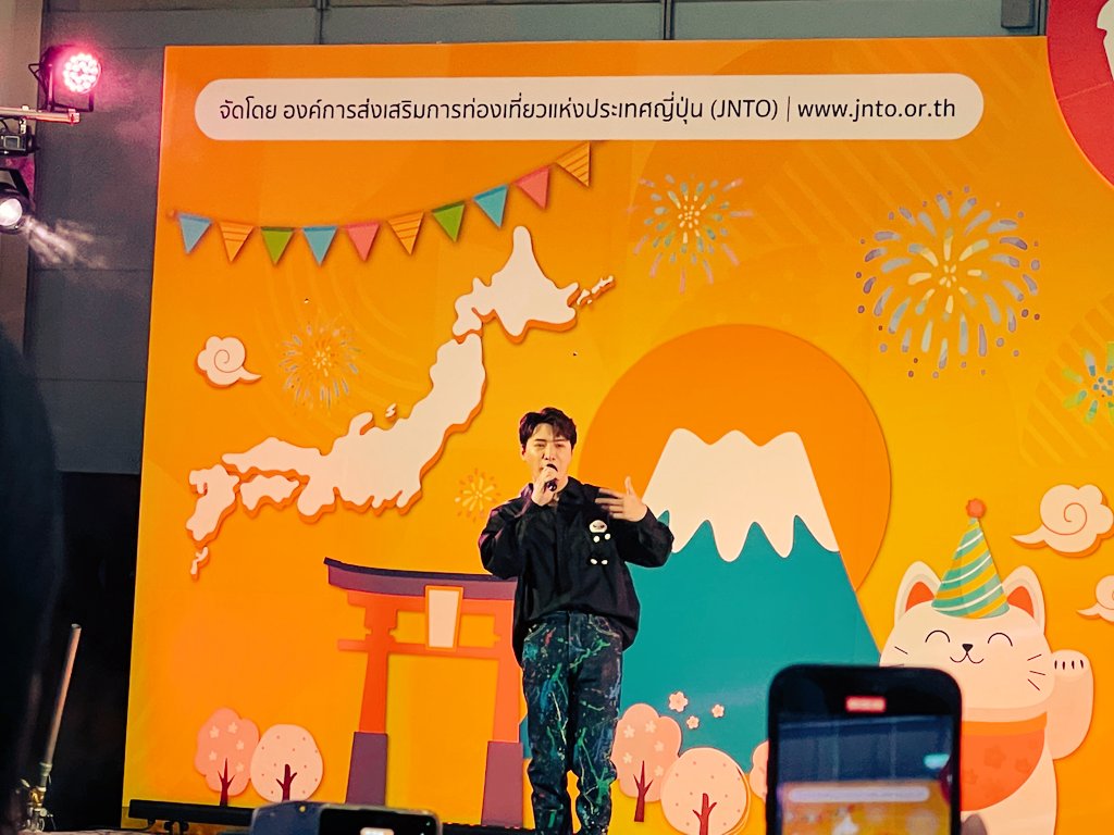kaigaitoyo's tweet photo. 🇹🇭1/27〜29にバンコクで訪日旅行フェアがあり、弊社もブース出展しました！連日大盛況！ありがとうございました✨
 
そして…
出張中の上司にKristさんのステージを撮ってきてもらいました🥳

⚙ロケ地巡りもぜひ⬇
https://t.co/4xj4RXNbKd

#タイ旅行
#KristPerawat
#タイドラマ
#タイBL
#ロケ地巡り https://t.co/Dph0xz709c