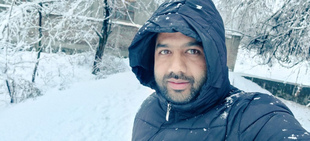 HaroonU089706's tweet photo. “Snow falling soundlessly in the middle of the night will always fill my heart with sweet clarity”

#JamKash #nexaexperience #suzukimotorcycle #Fronx #grandvitara4x4 #jimny4x4 #snowfall2023 # https://t.co/Zf0opdVDe8