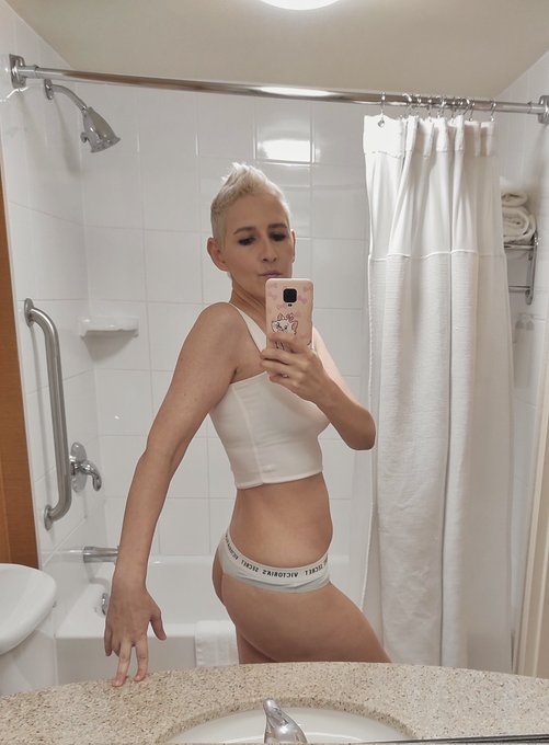 2 pic. Prepare to new work weekand rest🤩

#shorthair #shorthairstyles #hornyhousewives #girls #onlyfans