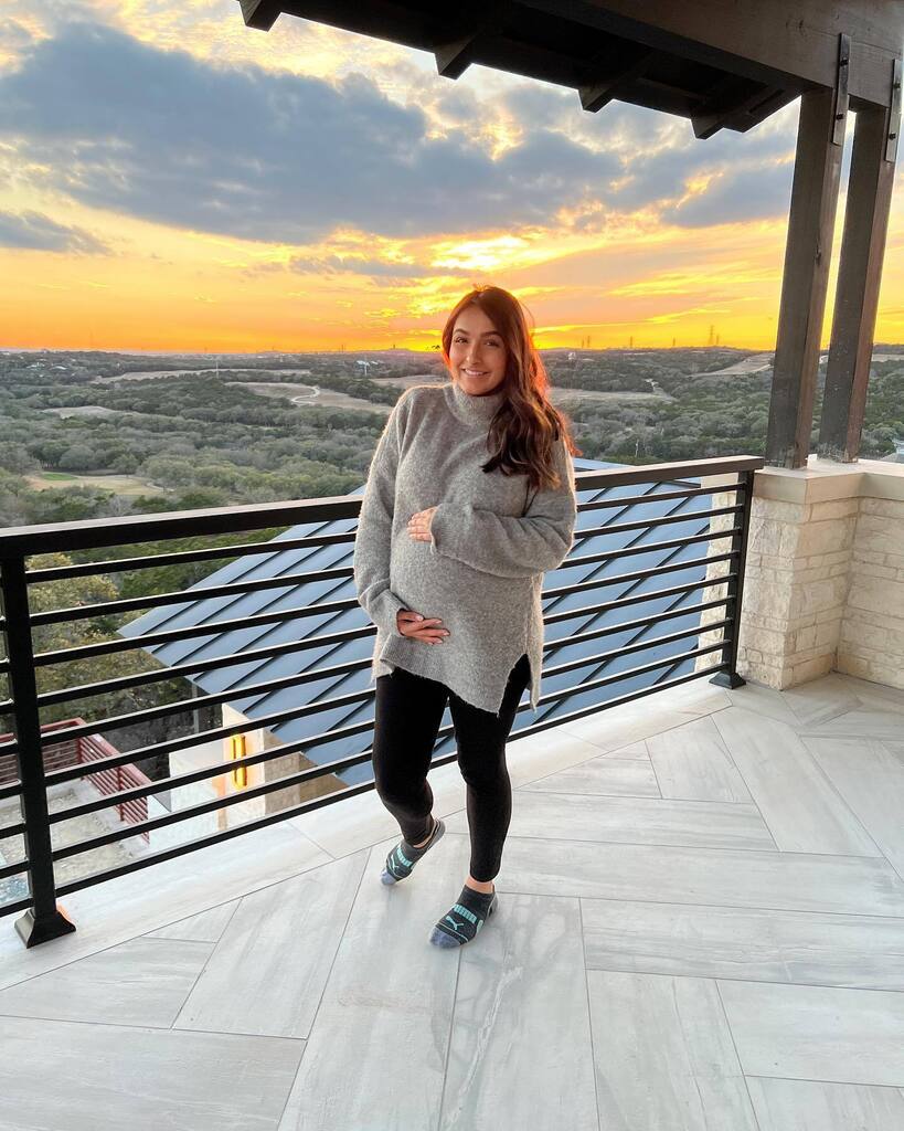 Don’t mind my Costco socks 🤪🤪 but had to share this view!!! And had to document me being 27 weeks with baby girl 💕💕 happy Sunday y’all!!! #nextwithnita #nwntravels #family #sunset instagr.am/p/CoBaVe9uKFq/