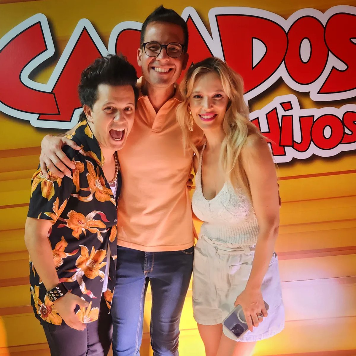 peralta_nico's tweet photo. Volví a Buenos Aires y me recibieron ellos: los Argento. Qué manera de reírme con Pepe, Moni, Paola y Coki más sus vecinos Dardo y Azucena. Bravoooo @lopyman @Flor_de_P @lulopilato @Aruzzireal #Francella #Debellis @telefe @AnitaTomaselli 🙌🏻🙌🏻🙌🏻 la rompen Casados con hijos https://t.co/aZlWxjIdPF
