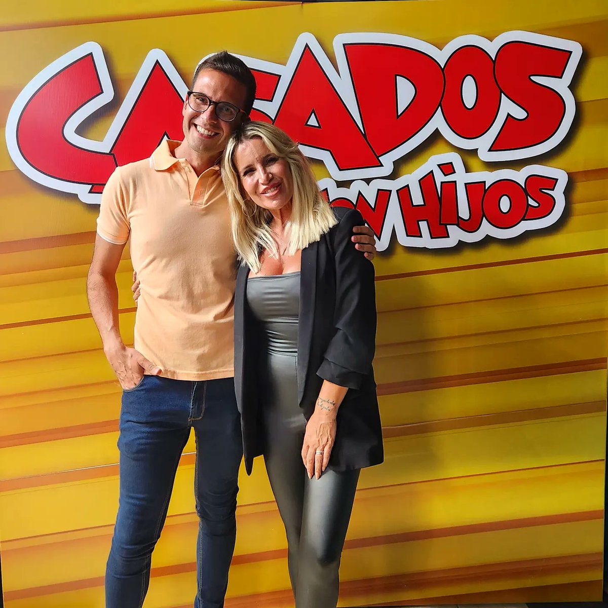 peralta_nico's tweet photo. Volví a Buenos Aires y me recibieron ellos: los Argento. Qué manera de reírme con Pepe, Moni, Paola y Coki más sus vecinos Dardo y Azucena. Bravoooo @lopyman @Flor_de_P @lulopilato @Aruzzireal #Francella #Debellis @telefe @AnitaTomaselli 🙌🏻🙌🏻🙌🏻 la rompen Casados con hijos https://t.co/aZlWxjIdPF