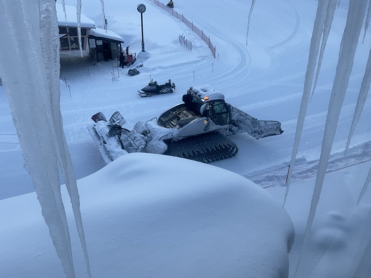 psrt_123's tweet photo. 「#ピステン」って、スキー場のゲレンデ圧雪車の総称と思っていたら、友人に「#PistenBully」という商標だと指摘された😅
で、調べてみると箕輪で活躍してたやつは「#PRINOTH #BISONX」ってやつだった… 失礼！
https://t.co/WzaAzFQf8U https://t.co/5MNCKIbJcs