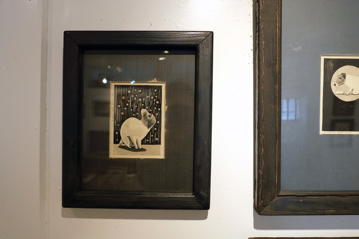 uresica's tweet photo. 【本日最終日】
『雨犬』刊行記念・柳本史版画展は本日まで。最終日も19時までご覧いただけます。柳本さんと外間さん、在廊されています。ぜひお越しください。#絵本雨犬 #柳本史 #外間隆史 #未明編集室 https://t.co/Xv591vN5xK