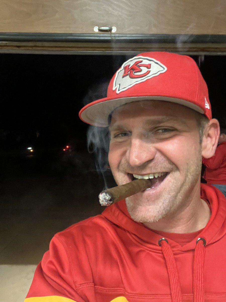 ClintBowyer's tweet photo. Got em’ 💪.      @Chiefs https://t.co/Y6GLW0okB4