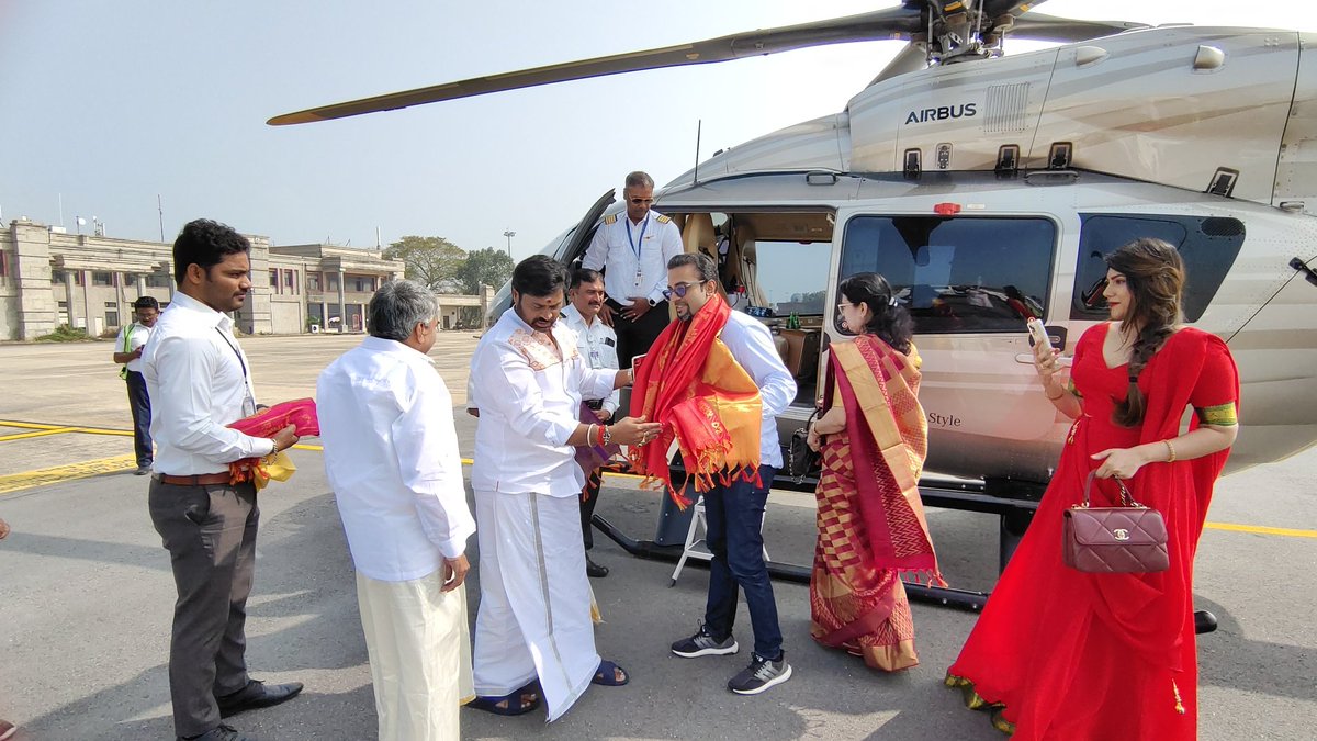 KolaAnandh's tweet photo. RP సంస్థల వైస్ చైర్మన్ శ్రీ #GaneshRaviPillai గారికి మరియు వారి కుటుంబ సభ్యులకు తిరుపతి విమానాశ్రాయం నందు ఆత్మీయ స్వాగతం తెలియజేయడం జరిగింది.🙏💐🙏
@DrRaviPillai2
#ApWelcomes #DrRaviPillai
#HeartilyWelcome #RaviPillai #Kerala
@TheRavizKollam
@raviz_xperience #RpGroups (2/3) https://t.co/Rz4h0tRpxT
