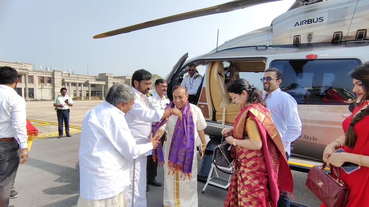 KolaAnandh's tweet photo. RP సంస్థల వైస్ చైర్మన్ శ్రీ #GaneshRaviPillai గారికి మరియు వారి కుటుంబ సభ్యులకు తిరుపతి విమానాశ్రాయం నందు ఆత్మీయ స్వాగతం తెలియజేయడం జరిగింది.🙏💐🙏
@DrRaviPillai2
#ApWelcomes #DrRaviPillai
#HeartilyWelcome #RaviPillai #Kerala
@TheRavizKollam
@raviz_xperience #RpGroups (2/3) https://t.co/Rz4h0tRpxT