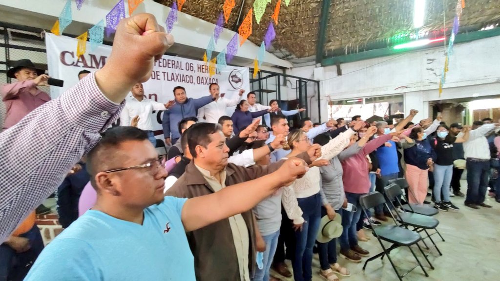 DanielGOaxaca's tweet photo. 1/2 Desde la Nación Ñuu Savi, la Heróica Ciudad de #Tlaxiaco, hoy le tomamos protesta a los hombres y mujeres que integran el Comité de Apoyo a @m_ebrard, en el Distrito 6 Federal  Electoral.

La estructura territorial continúa creciendo para que nuestro #CarnalMarcelo, https://t.co/AuIaCEAthD