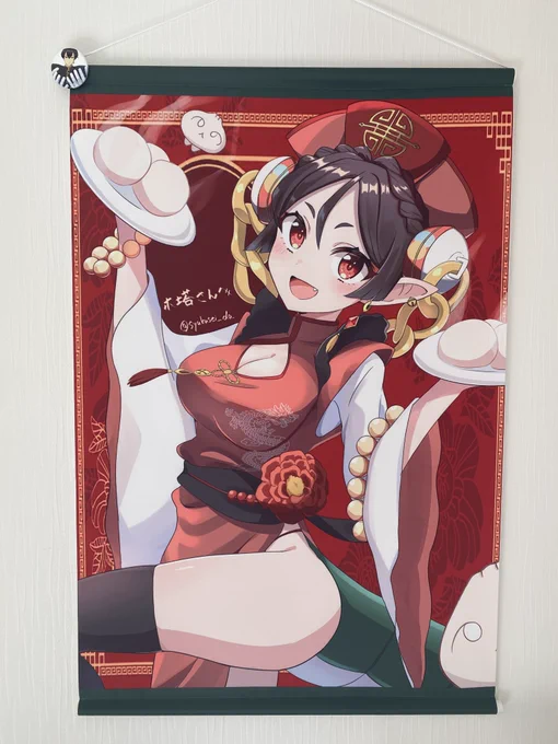 罰丸君にSkebで依頼したイラストのタペストリーが届きましたイラストもらった時めちゃくちゃ嬉しくて、騒いだけど、印刷されるとさらに嬉しいイラストかわいい!印刷綺麗!デカい!罰丸君本当にありがとう〜(サイズ比較左上の缶バッジがたぶん44㍉) 