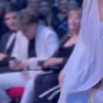 CL0UDTOM's tweet photo. lola indigo le baila a karchez en frente de +1,5M de personas

karchez un minuto después explicándole a Abby q el solo fue a los esland https://t.co/8J0Bf8Pqex