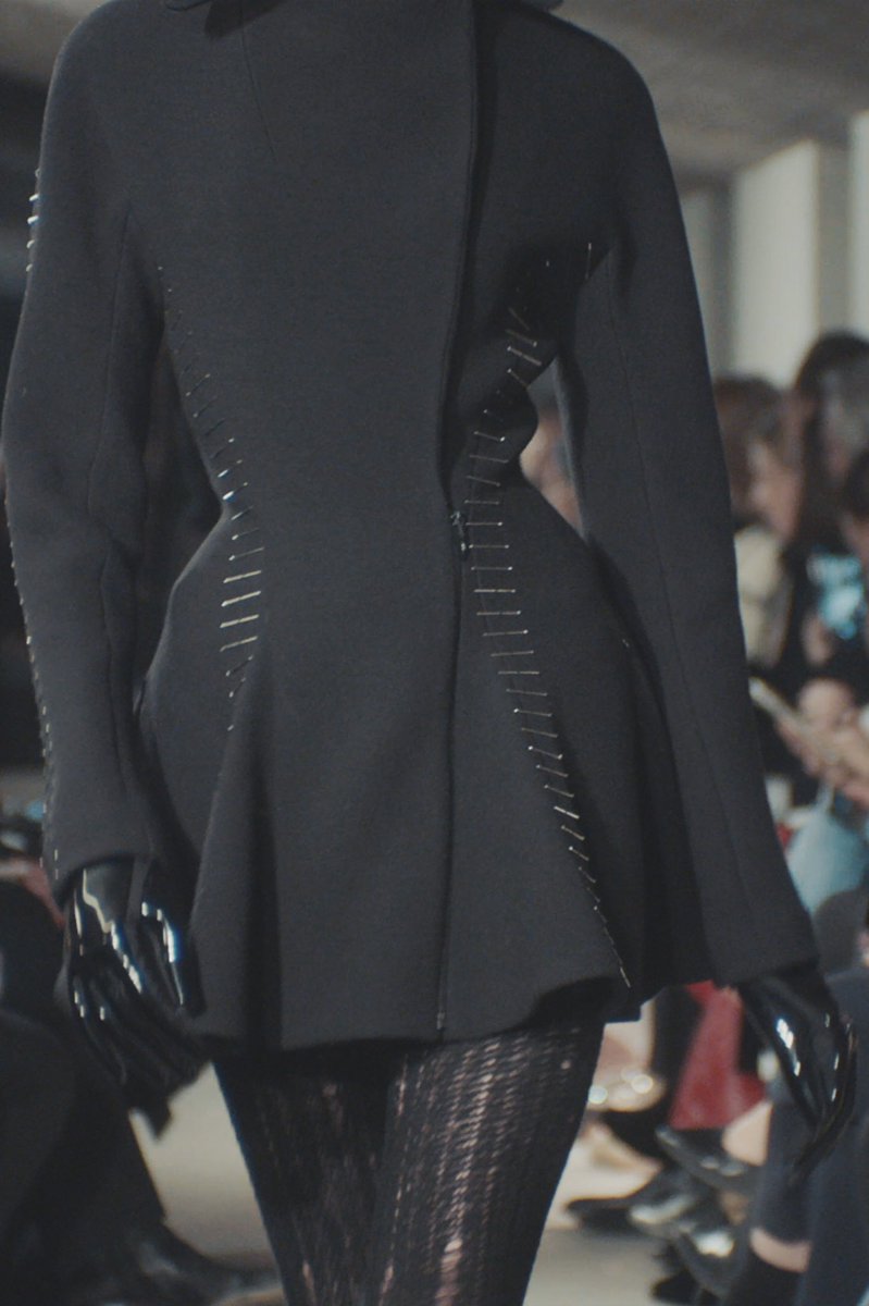 thesoftestaura's tweet photo. alaïa fall 2023 rtw details https://t.co/i5tcWsL6gB