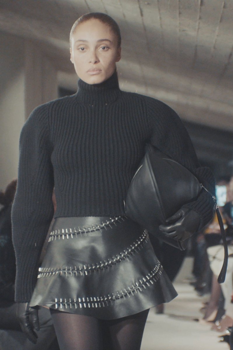 thesoftestaura's tweet photo. alaïa fall 2023 rtw details https://t.co/i5tcWsL6gB