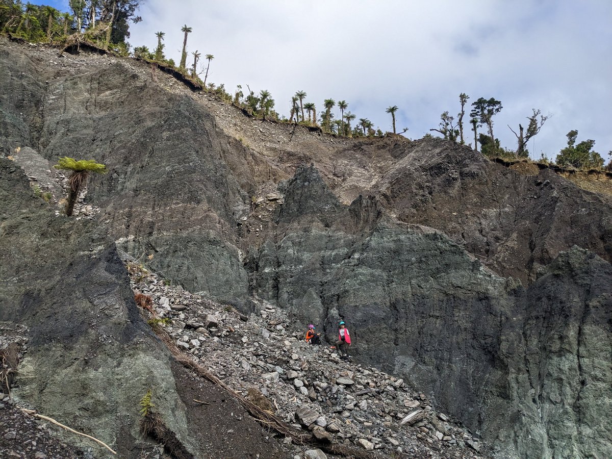 CatrionaDM's tweet photo. Great to be back on the #AlpineFault for the first day of @RebVMRob's PhD Fieldwork with @_honorj and @carolynjboulton #geology #fieldwork #GauntCreek https://t.co/tcrzGe1X6J