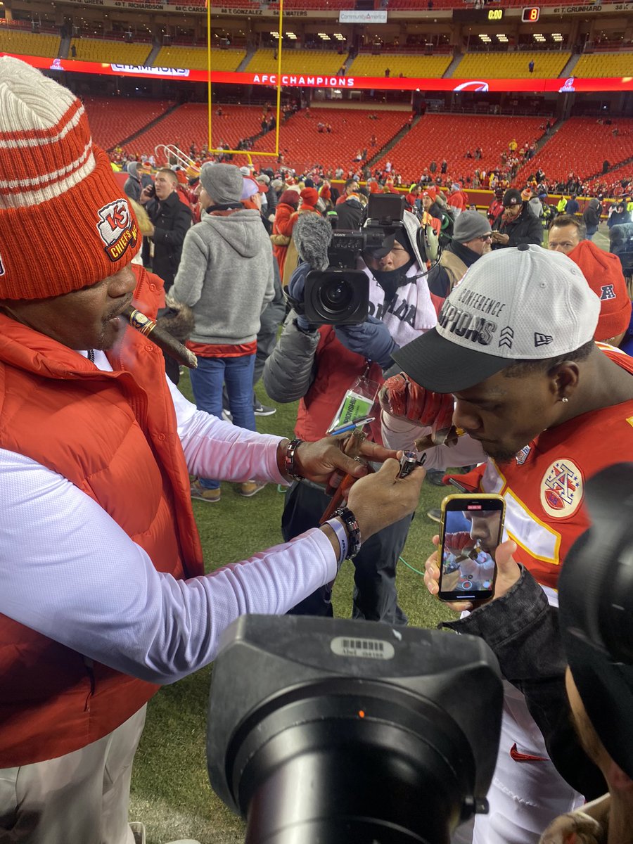 aaronladdtv's tweet photo. Neil Smith lights Frank Clark’s victory cigar https://t.co/snfbluqVXZ