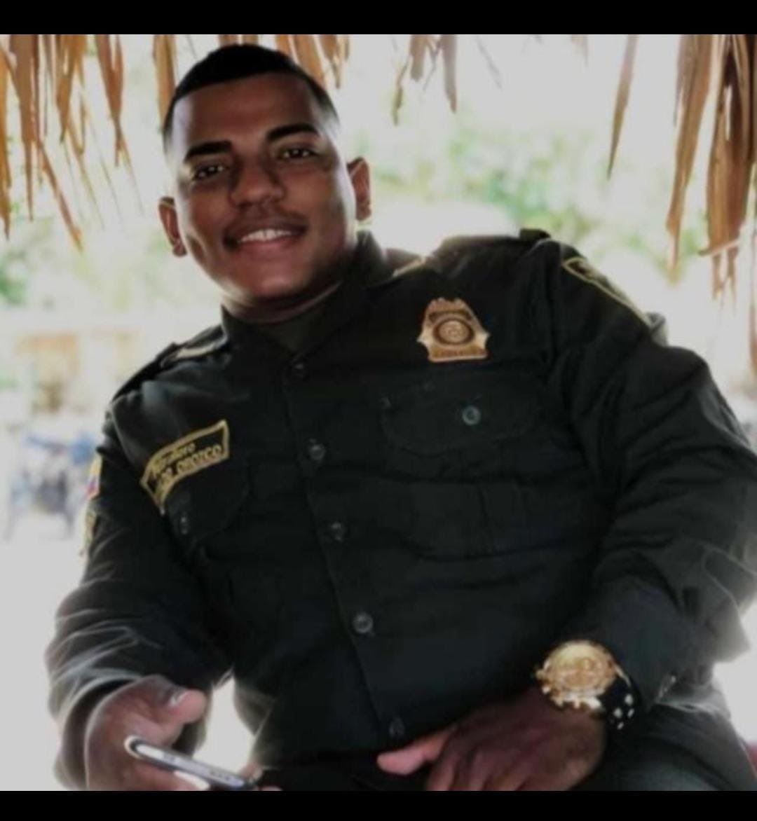 BarranquillaRCN's tweet photo. #ATENCIÓN Reynaldo Javier Orozco Pucalúa era el uniformado activo de la @PoliciaBquilla que fue asesinado en la masacre ocurrida en la noche de este domingo en el barrio El Santuario. El hombre se encontraba de vacaciones. #NoticiaEnDesarrollo https://t.co/kjoAXXBD40