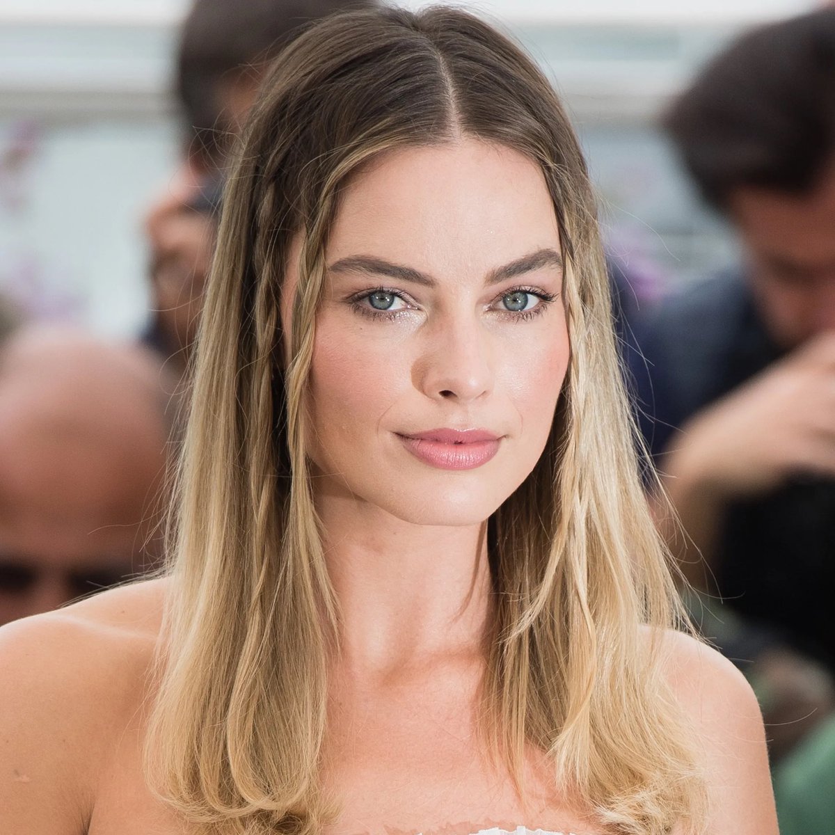 camsscho's tweet photo. BREAKING: A-List actress Margot Robbie has started dating my boy Colin, per TMZ. https://t.co/y25i9lg5CN