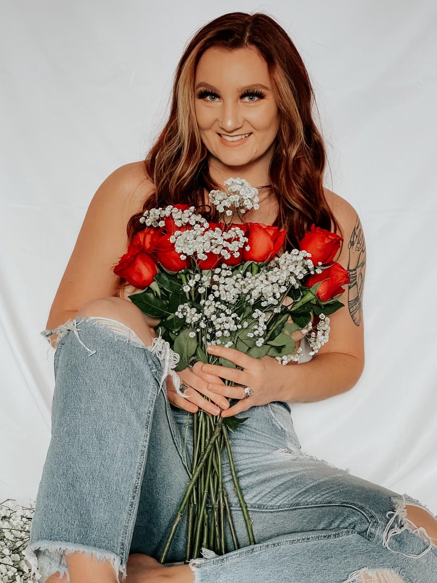 MccartLynn's tweet photo. Finally hopped on the trend💋 https://t.co/cqG3LnkRNc