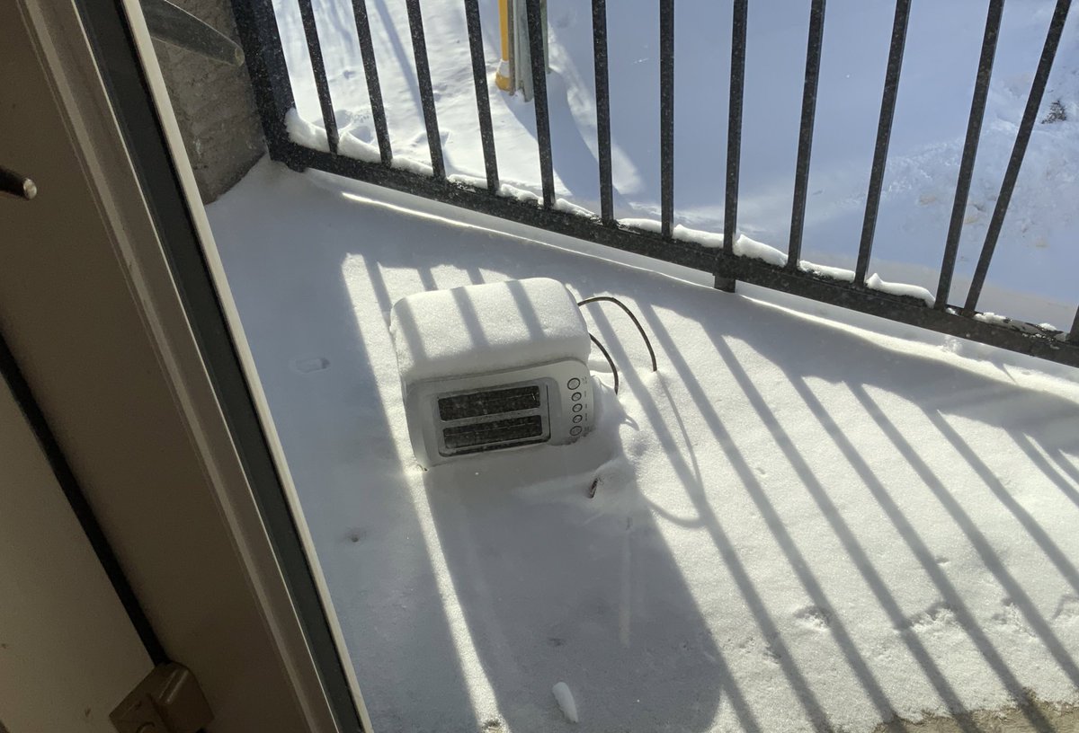 09missyG's tweet photo. Bad toaster lives on the balcony now https://t.co/piqzSc2Urm