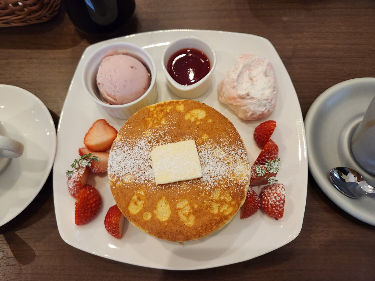 金曜日はトモへ。あれも、これも。
いちごのパンケーキがいちごづくしで美味しかったです