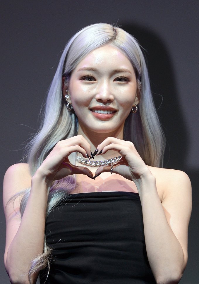 chunghaup's tweet photo. [230130] NAVER ARTICLE

“Chungha and MNH Entertainment decided to not renew their contract after a long discussion. The two sides supported each other on that decision."

#청하 #CHUNGHA https://t.co/Svrs7mZZ6o