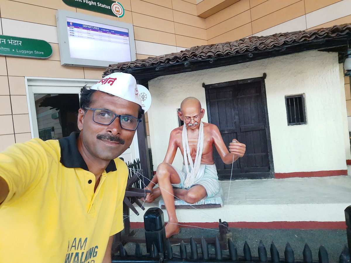 #ops
मीत्रांनो आपल्याला गांधींच्या मार्गाने लढा द्यायचा आहे. त्यांनी पण सविनय कायदेभंग अंदोलन केले होते.हातांची पाच बोटे सारखी नसतात व एक एक बोट वेगळे करून लढलो तर आपलीच बोटे मोडतील.पण तीच पाच बोटे एकत्र आली तर त्याचा 'पंजा' बनतो.आणि पंजा आवळला तर बनते त्याची वज्रमुठ. समझदारको ..