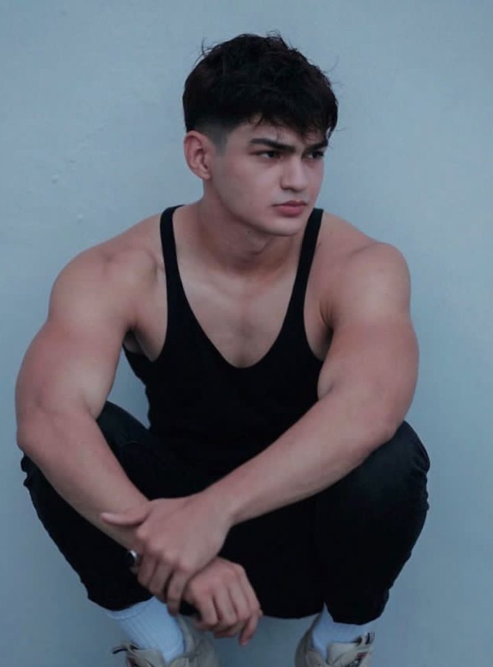 heirrence's tweet photo. papisil naman ng biceps mo bruce 💪 https://t.co/0e5TPAaWgz