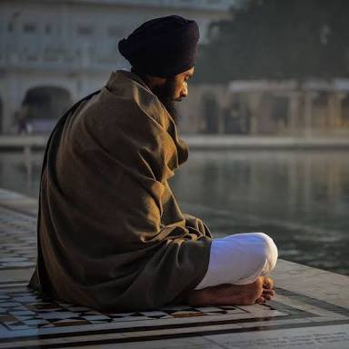 ਜਾਨ ਕੋ ਦੇਤ ਅਜਾਨ ਕੋ ਦੇਤ ਜਮੀਨ ਕੋ ਦੇਤ ਜਮਾਨ ਕੋ ਦੈ ਹੈ ॥

He provides sustenance to all animate &amp; inanimate beings &amp; all those living on earth and in the sky.

ਕਾਹੇ ਕੋ ਡੋਲਤ ਹੈ ਤੁਮਰੀ ਸੁਧ ਸੁੰਦਰ ਸ੍ਰੀ ਪਦਮਾਪਤਿ ਲੈ ਹੈ ॥

Why do you waver, O creature? The beautiful Lord will take care of you.