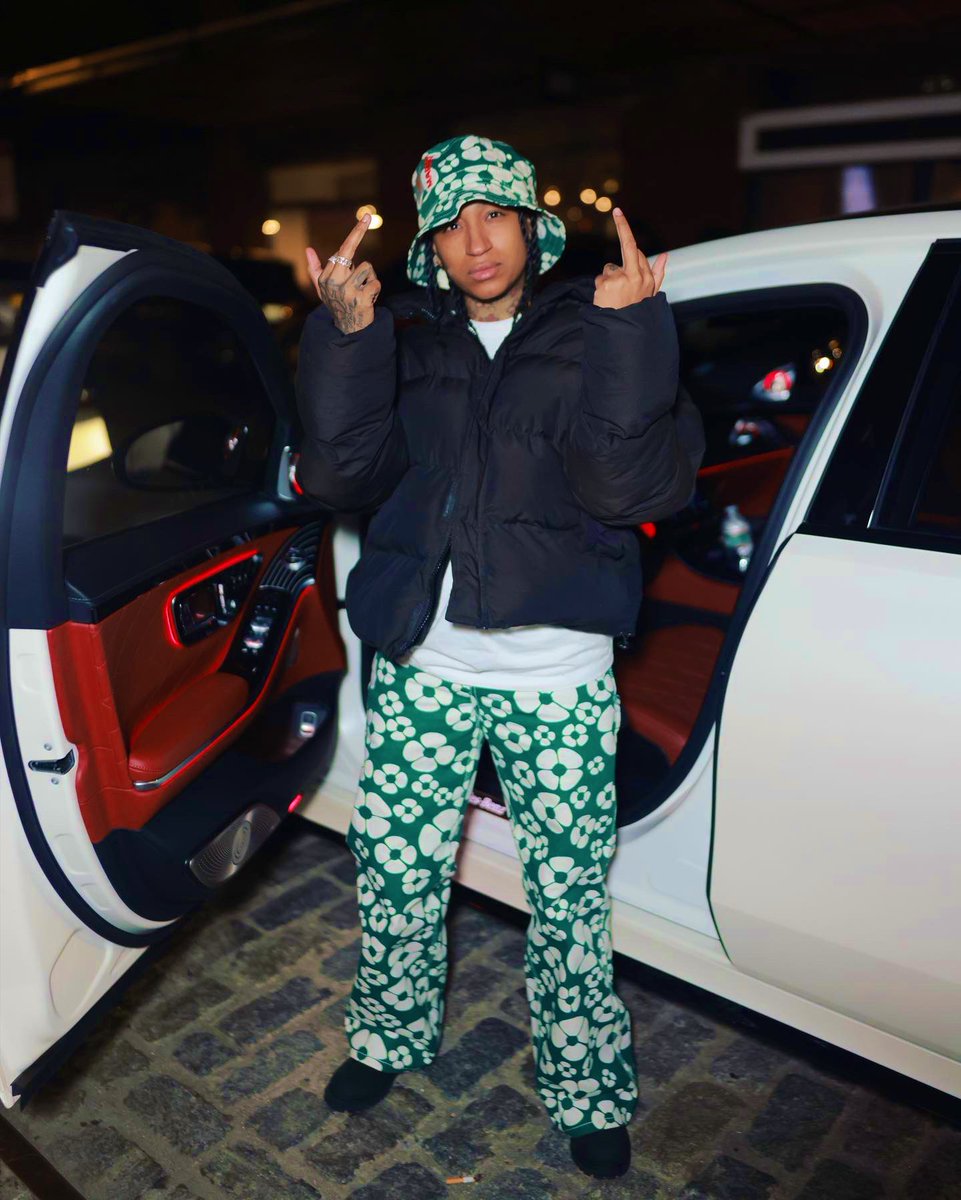 moneymakingmu's tweet photo. Certified Dripper #Marni 💚 https://t.co/Skc5aoJ05v