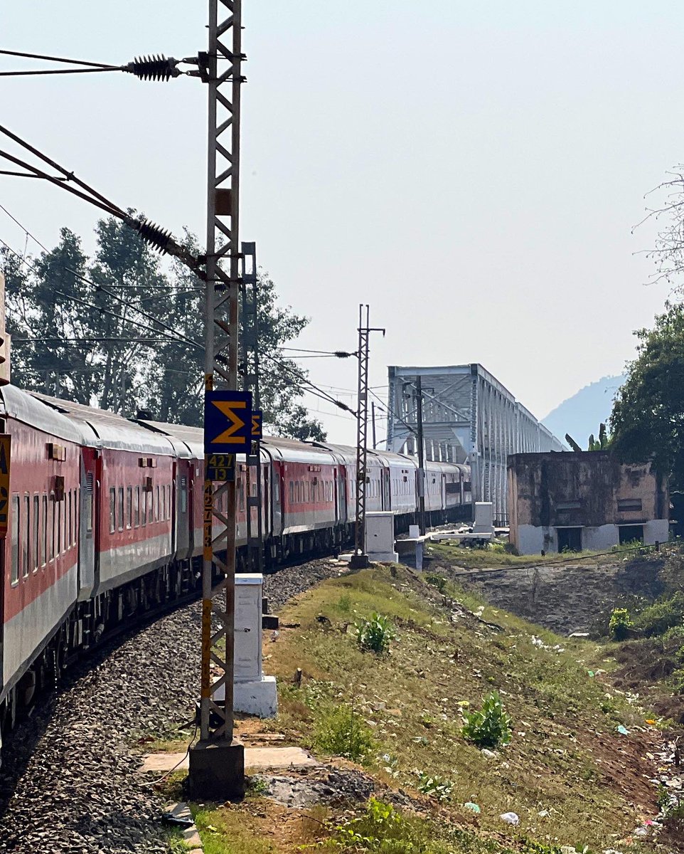 JatinBhhavsar's tweet photo. Moving out of #BZA and entering Krishna Bridge #BZA2023 #missyousachin #apple #shotoniphone13promax #shotonapple #indianrailways #trains #india #bridges #trainspotting #railfanning #instarailfans #instarailfanning #lovetrains https://t.co/c7hWDr0GOa