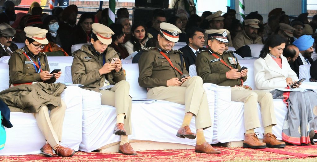 गणतंत्र दिवस के अवसर पर ये फोटो ली गई थी आप बेस्ट कैप्शन बताए 🤔🤔

x.com/i/spaces/1lDxL…